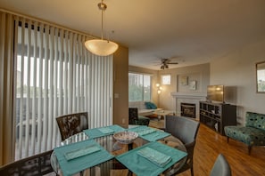 Dining - KING BED Gated Chase Field is close! Community Pool (Phoenix)