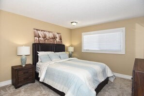6 bedrooms, iron/ironing board, WiFi, bed sheets - GORGEOUS, SPACIOUS, 6BDRS, 3.5BATHS, AC, CLS TO LRT, GROCERIES, MINS TO D/TOWN (Calgary)