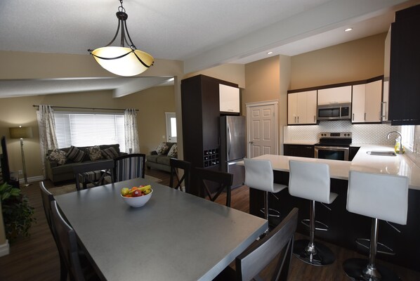 Interior - GORGEOUS, SPACIOUS, 6BDRS, 3.5BATHS, AC, CLS TO LRT, GROCERIES, MINS TO D/TOWN (Calgary)