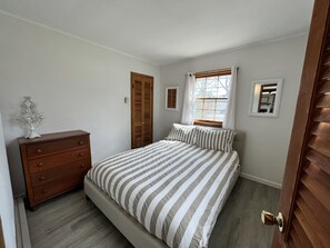 4 bedrooms, internet, bed sheets