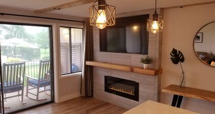 Uusi remodel! Lakeside Condo w / Pool, kajakkeja, pyöriä