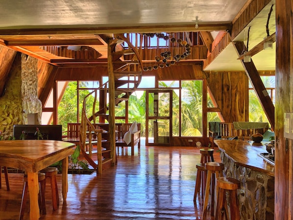 Family House, 5 Bedrooms, Mountainside | Living area
