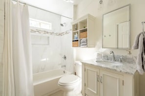 Ensemble douche/baignoire, sèche-cheveux, serviettes fournies, savon