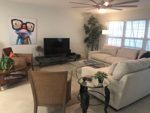 Una Smart TV, un reproductor de DVD, una impresora