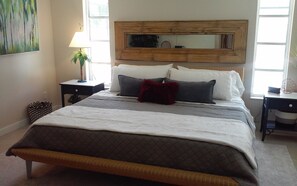 2 dormitorios, tabla de planchar con plancha, cuna de viaje