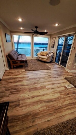 Smart-TV, DVD-Player, Stereoanlage