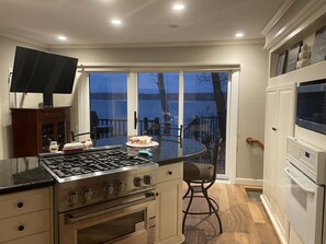 冰箱、微波炉、烤箱、炉灶