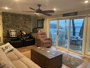 智能电视、DVD 播放器、立体声音响