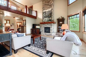 Smart TV, chimenea y tenis de mesa