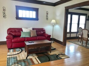 Smart TV, fireplace, DVD player, books - Spectacular! Professionally Cleaned, Self Check In - Sleeps 8  (Racine)
