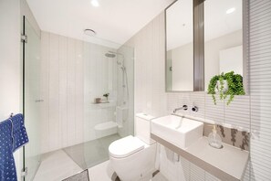 Apartment | Bathroom | Shower, free toiletries, hair dryer - SPENCER (West Melbourne)
