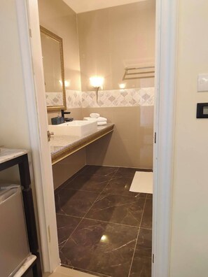 Habitación doble superior | Baño | Regadera, amenidades de baño gratuitas, secadora de cabello, toallas 