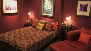 1 غرفة نوم وأغطية فراش متميزة وبديكورات فريدة لكل غرفة