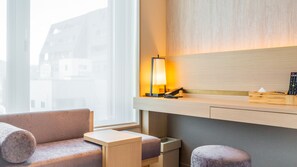 Safe på rommet, blendingsgardiner, lydisolert og wi-fi (inkludert)