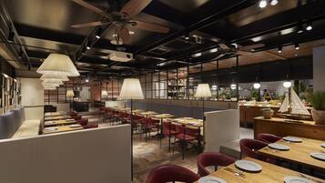 Daily buffet breakfast (JPY 2200 per person)