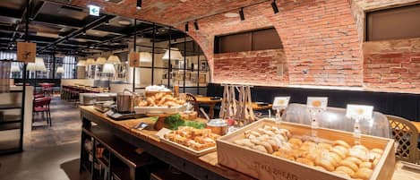 Tägliches Frühstücksbuffet (2200 JPY pro Person)