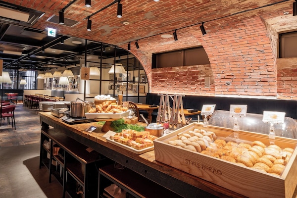 Se ofrece un desayuno bufé (2200 JPY por persona)