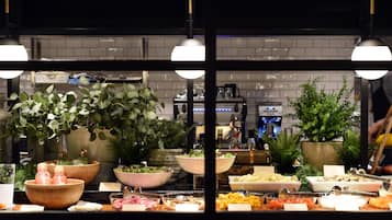 Daily buffet breakfast (JPY 2200 per person)