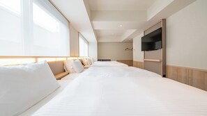 Habitación cuádruple estándar | Caja fuerte, cortinas opacas, sistema de insonorización y wifi gratis