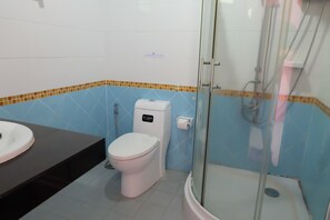 Habitación estándar | Baño | Regadera, amenidades de baño gratuitas, toallas