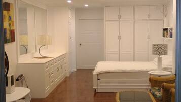 Panoramic Studio | Iron/ironing board, free WiFi, bed sheets