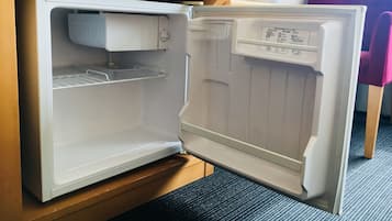 Un refrigerador abierto con un panel de control y un dispensador de agua.
