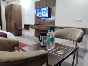 Superior Double Room, 1 King Bed, Accessible | Living area | 32-inch Smart TV with satellite channels - Hotel HV (Nahan)