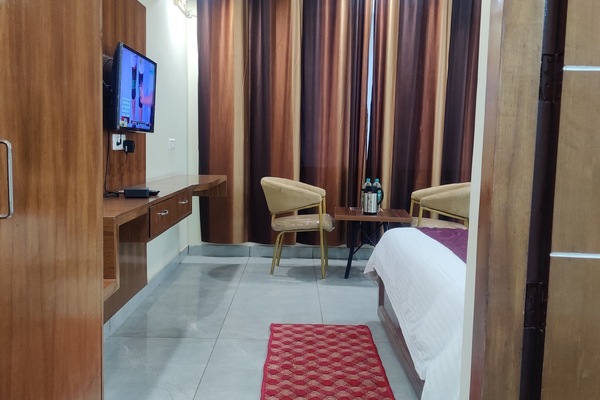 Superior Double Room, 1 King Bed, Accessible | Pillowtop beds, desk, laptop workspace, individually decorated