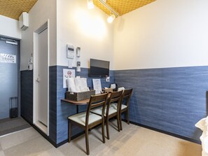 Escritorio, wifi gratis y ropa de cama 