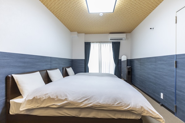 Triple Room, Non Smoking | Desk, free WiFi, bed sheets