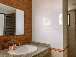 Shower, free toiletries, hair dryer, slippers - Rinn Boutique House (Chiang Mai)