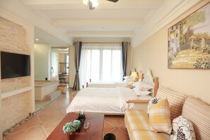 มินิบาร์, โต๊ะทำงาน, ผ้าม่านกันแสง, Wi-Fi ฟรี