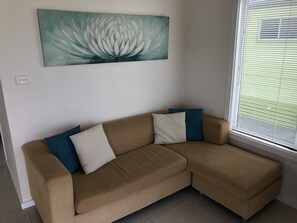 家庭小屋, 海灘景觀 (Sea Dragon) | 起居區 | 平面電視、 DVD 播放機