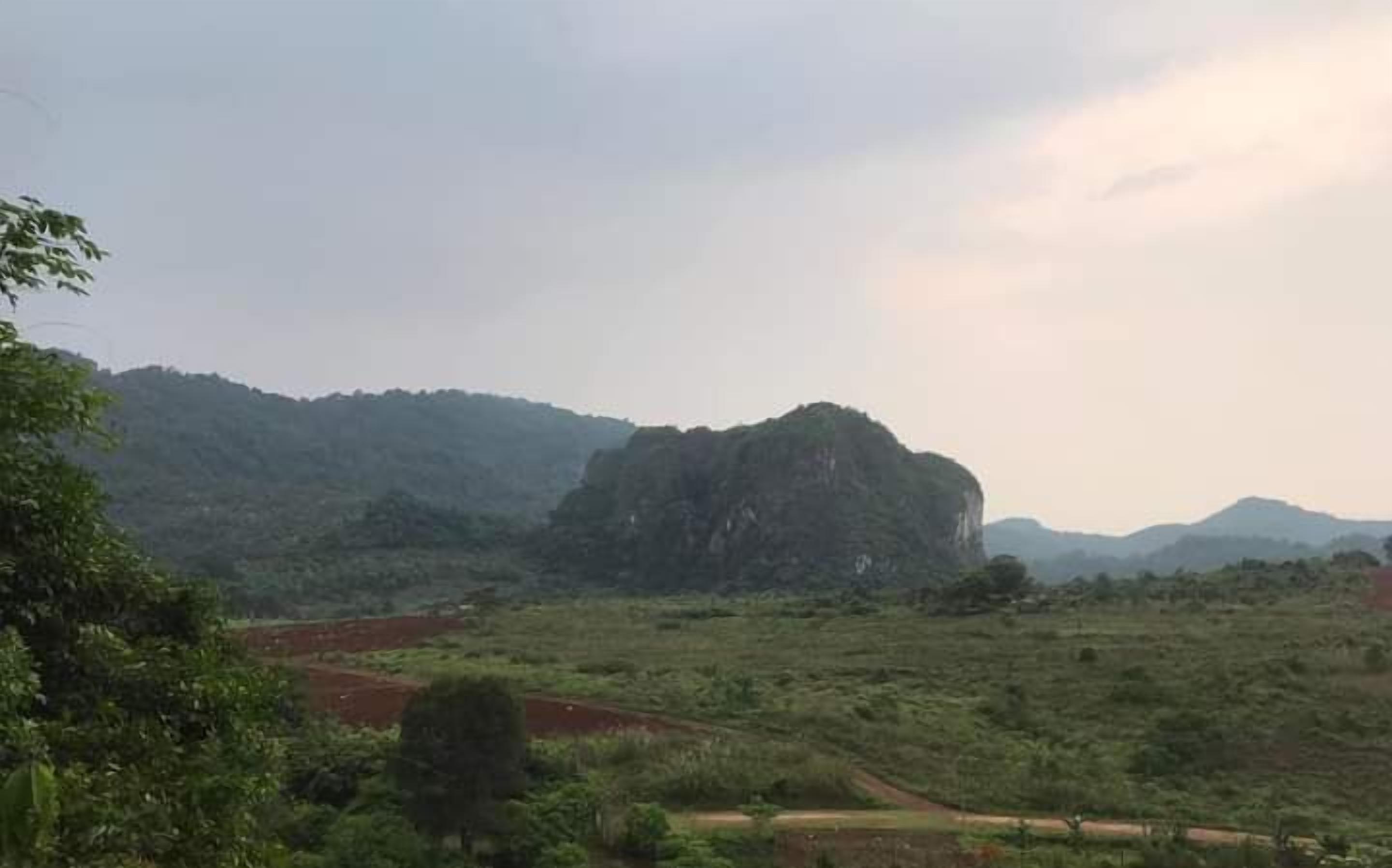 Un paysage montagneux caractérisé par une formation rocheuse remarquable.