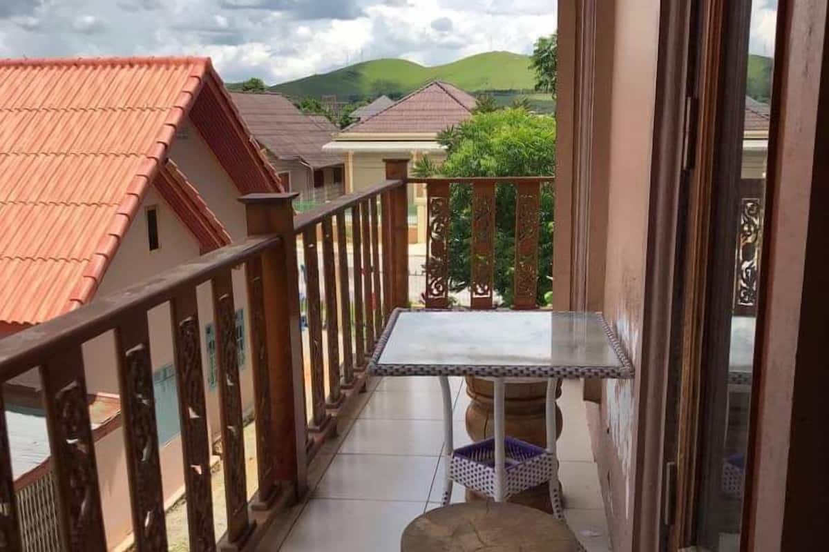 Phòng 3 tiện nghi đơn giản, nhiều giường | Trang trí khác biệt, bàn, khu vực làm việc phù hợp cho laptop