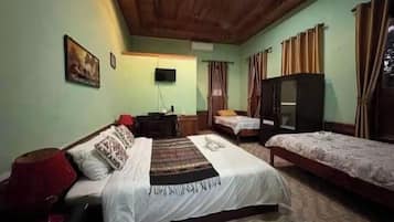 Kamar Quadruple Comfort | Didekorasi berbeda-beda, meja kerja, dan ruang kerja ramah laptop