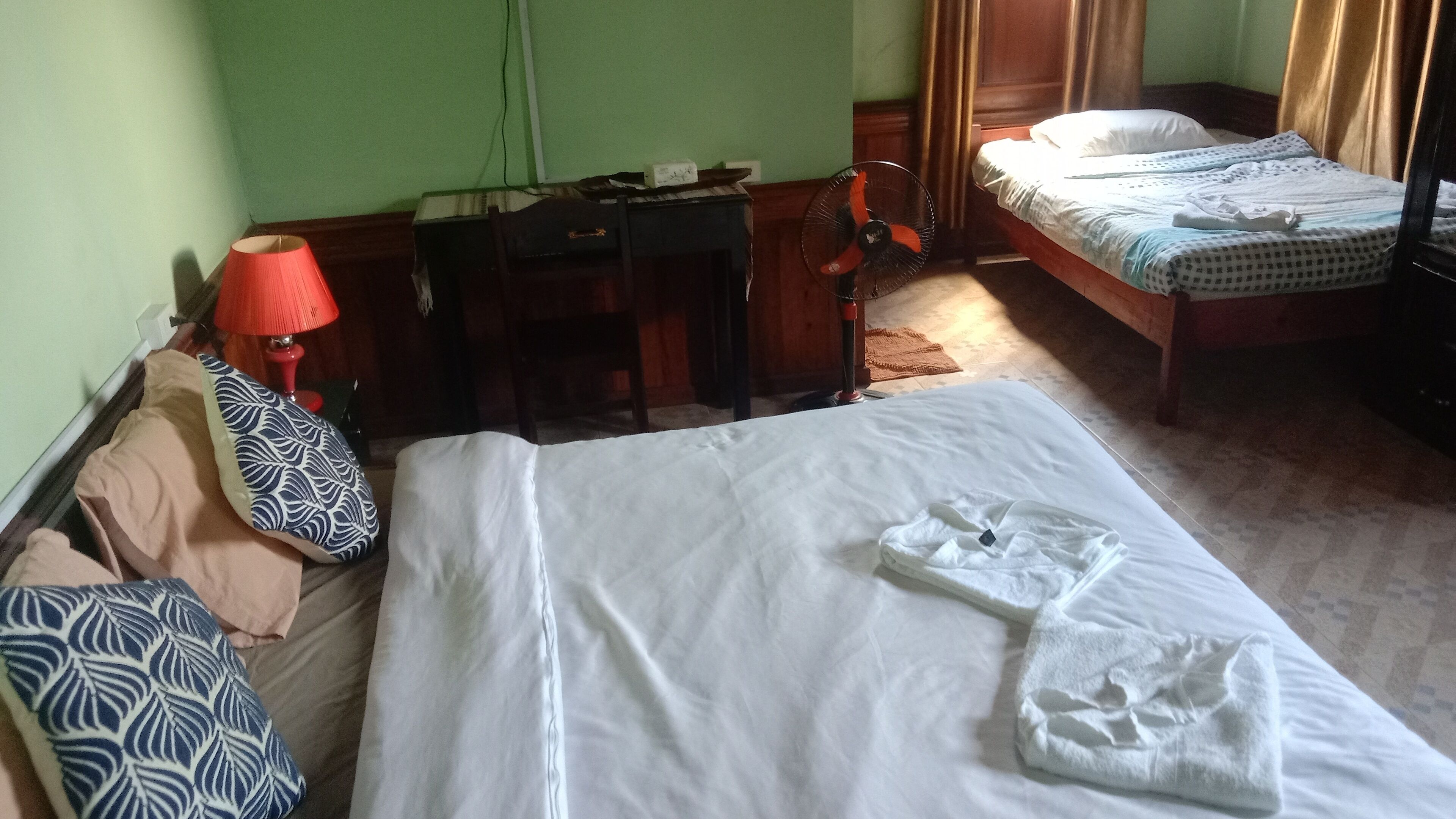 Decoración personalizada, escritorio y espacio para trabajar con laptop 