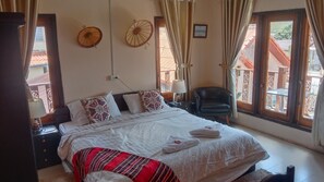 Habitación doble Confort, 1 cama King size, vista a la colina | Decoración personalizada, escritorio y espacio para trabajar con laptop 