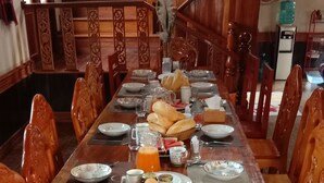 Una tavola imbandita con piatti, bicchieri e un cesto di pane.