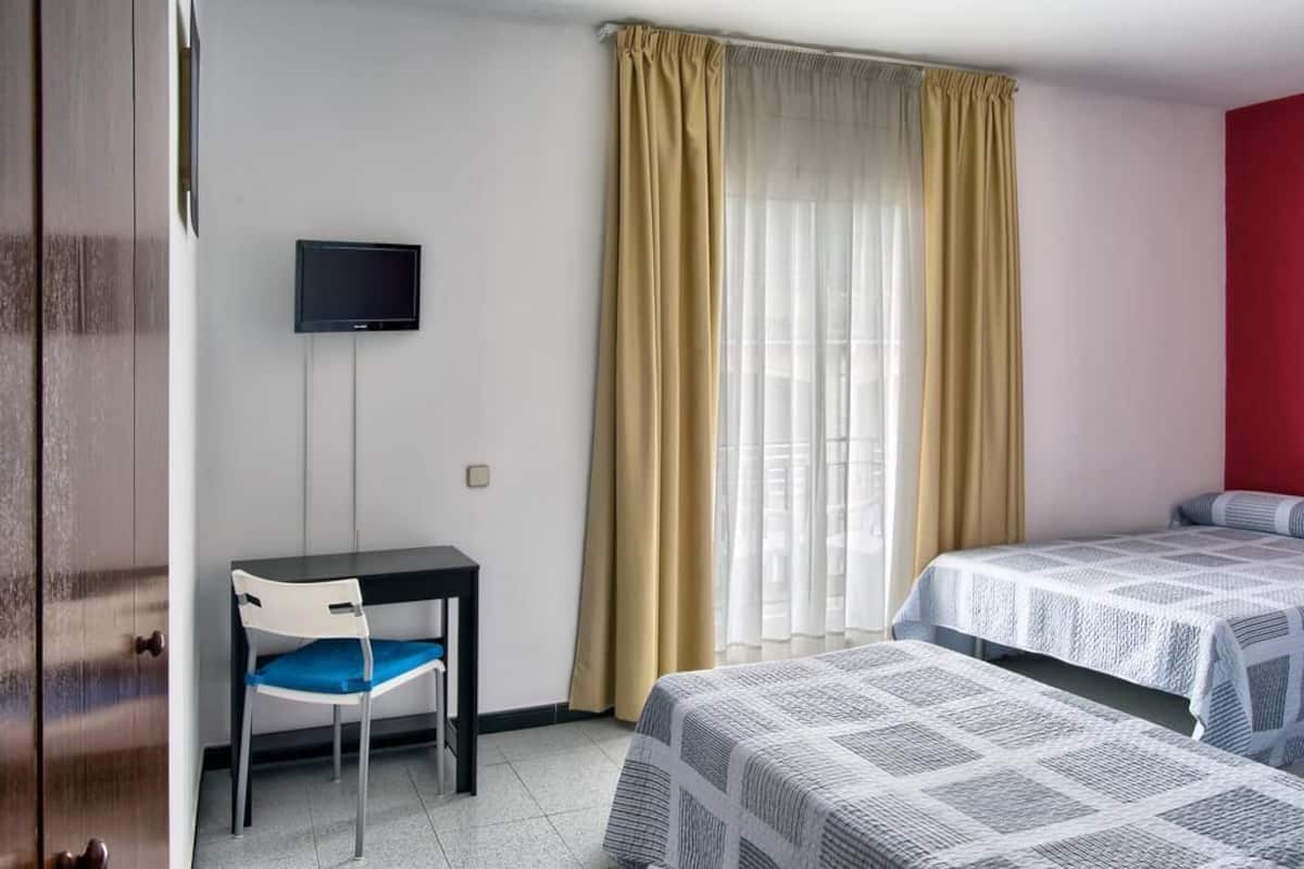 Habitación triple | Cortinas blackout, wifi gratis y ropa de cama