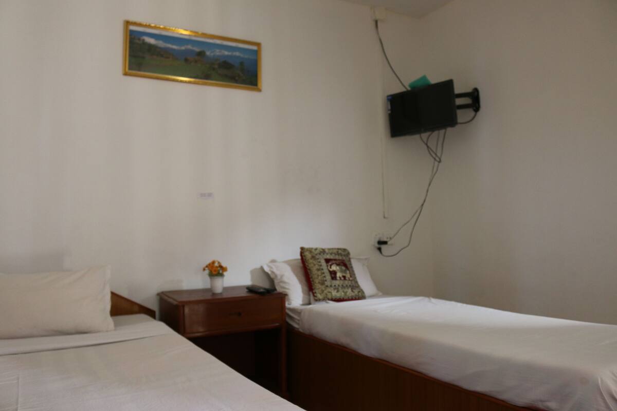 Habitación Deluxe con 1 cama matrimonial o 2 individuales, vista al jardín | Camas con efecto memoria, escritorio y espacio para trabajar con laptop