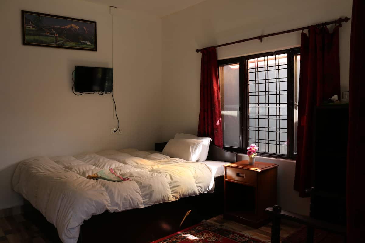 Habitación doble Deluxe, vista al jardín | Camas con efecto memoria, escritorio y espacio para trabajar con laptop