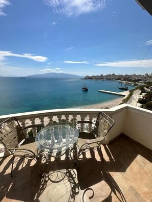 Quarto triplo clássico, vista para o mar | Terraço/pátio