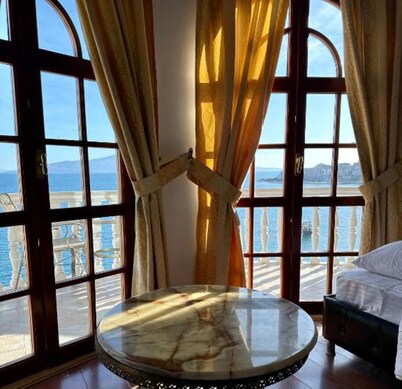 Monte Cristo Hotel with Rooftop Pool