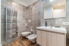 Basic Apartment, 1 Bedroom, River View | Bathroom | Shower, hair dryer, bidet, towels - Ca' della Darsena - Arsenale by Wonderful Italy (Venice)