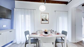 Departamento básico, 1 habitación, vista al río | Servicio a la habitación