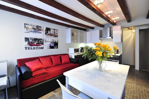 Appartement, 2 chambres | Aire de séjour | Téléviseur ACL