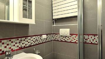 Apartment, 2 Bedrooms | Bathroom | Shower, hair dryer, bidet, towels