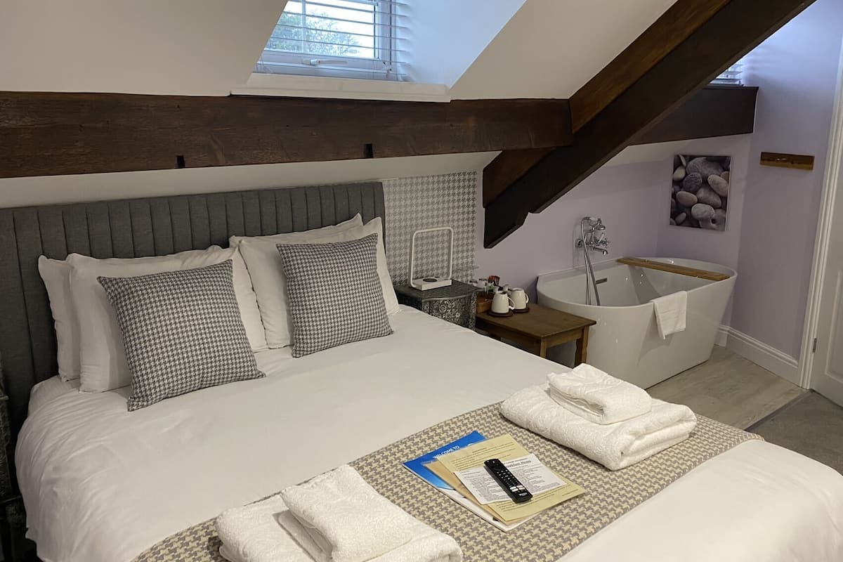 Kamar Double (Room5 Attic) | Setrika/meja setrika dan Wi-Fi gratis