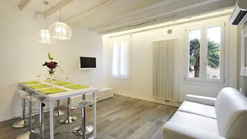 Departamento, 2 habitaciones | Área de sala de estar | Televisión